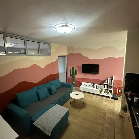 Central Apartment Tirana شقة *