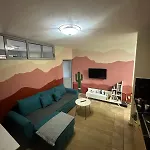 Central Apartment Tirana شقة *